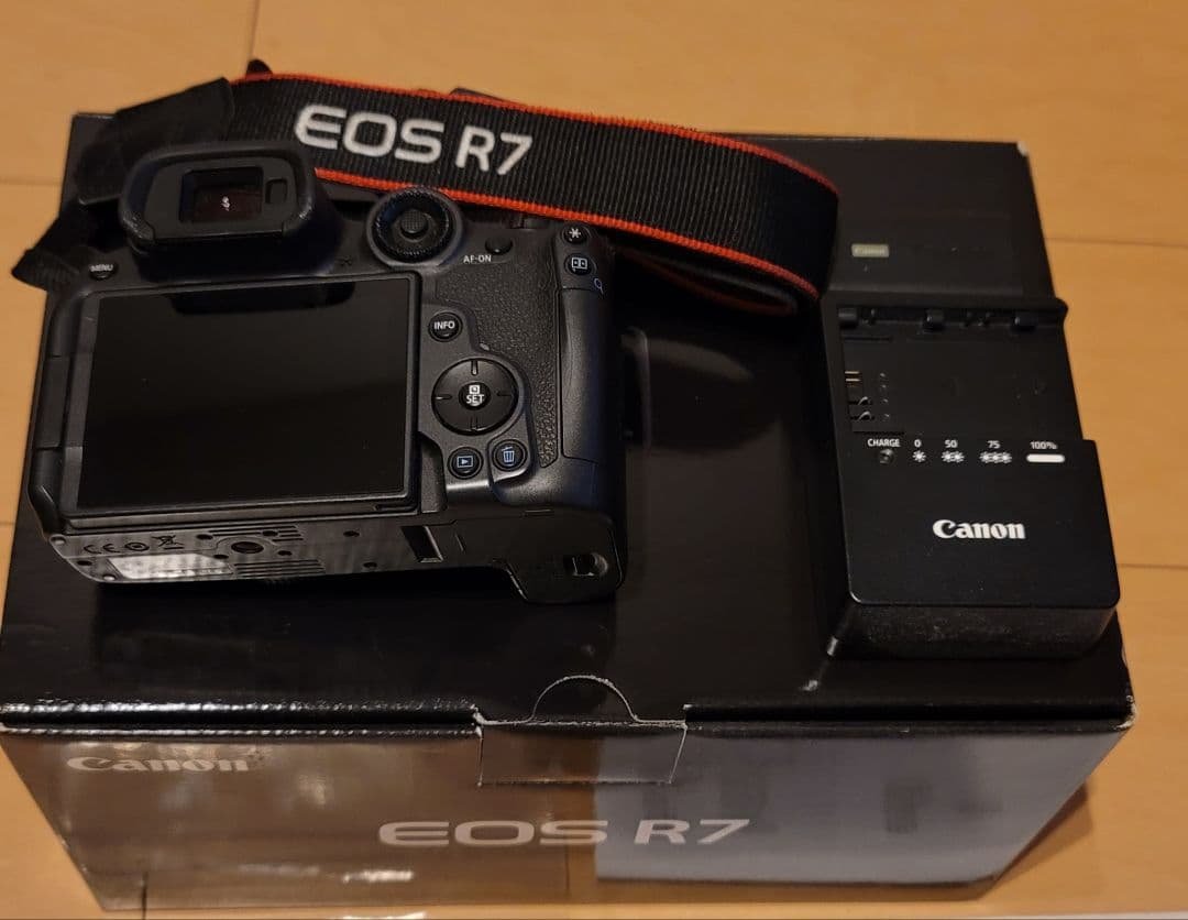 Canon EOS R7 ボディ 保証3年半、書籍、社外EFアダプタ 付き